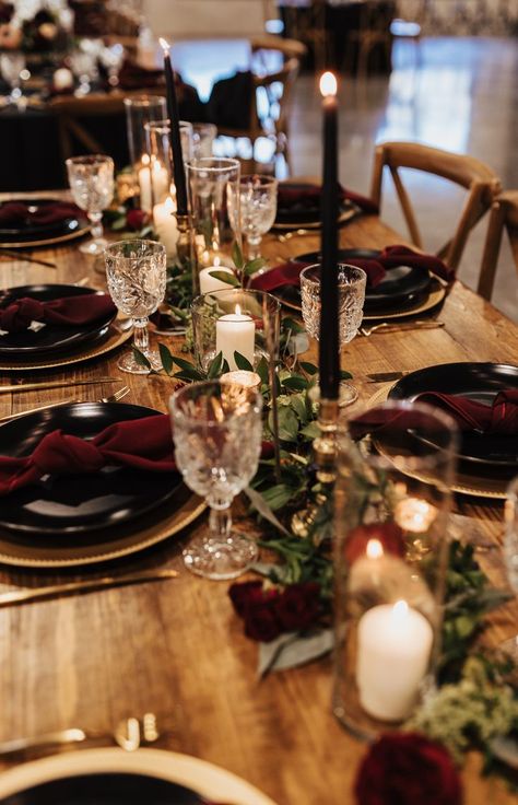 Black plates, gold chargers, cut crystal glassware, moody black candles juxtaposed on rustic farm tables for a moody romantic table setting at Sarah and Trevor's wedding reception. Chargers Plates Table Setting, Gold Wedding Reception Tables, Christmas Dinner Table Decorations, Burgundy Winter Wedding, Dinner Table Decorations, Gold Charger Plates, Winter Wedding Reception, Dark Romantic Wedding, Charger Plates Wedding