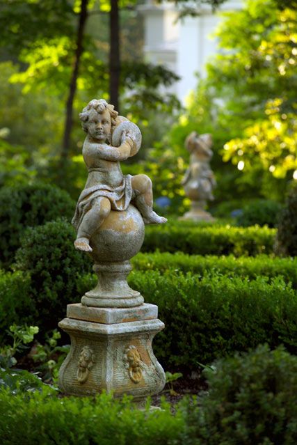 Garden Urns, Garden Architecture, Formal Gardens, Garden Accents, French Garden, White Gardens, Garden Features, Gorgeous Gardens, Garden Cottage