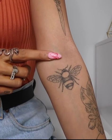 Bee Tattoo Aesthetic, Bug Tattoos For Women, Bee Tattoos For Women, Simple Bee Tattoo, Bee Tattoo Design, Bee Tattoos, Round Tattoo, Underboob Tattoo Designs, Inner Bicep Tattoo