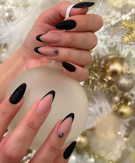 Black Nail Almond Designs, Black Gold Almond Nails, Oval Acrylic Nails Black, Classy Black Nails Almond, Simple Black Design Nails, Black Round Nails Design, Long Almond Nails Black, Nail Inspiration Stiletto, Black Nails Oval