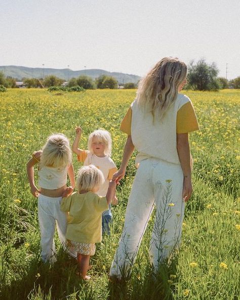 Comeback Photos, Blonde Family, Mama Aesthetic, Motherhood Aesthetic, Baby Tech, Hippie Mom, Blonde Kids, Mum Life, Mom Lifestyle