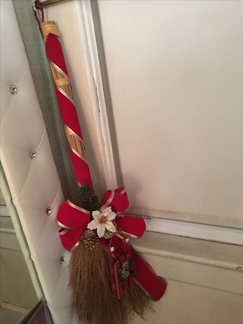 Christmas Broom Cinnamon Broom Ideas Christmas, Christmas Broomstick, Broom Decorations Ideas, Christmas Brooms, Broom Decorations, Dance Survival Kit, Broom Craft, Handmade Broom, Decorating With Sticks