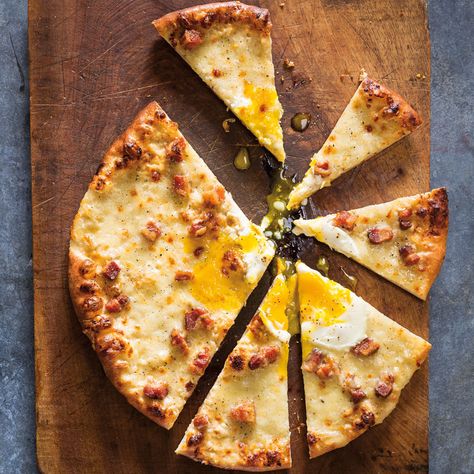 Fans of both spaghetti alla carbonara and pizza will love this carbonara pizza, an inspired mash-up of the two Italian favorites. Taco Options, Holiday Dinner Party Menu, Carbonara Pizza, Best Egg Recipes, Pizza Pies, Italian Feast, Pizza Ideas, Italian Favorites, Savory Meals