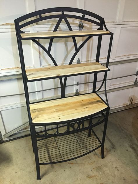 Upcycled bakers rack! I turned the broken glass shelves into some beautiful pallet flats. Bakers Rack Ideas Repurposed, Baker's Rack, Pallet Projects Easy, Bakers Rack, Metal Rack, Wood Working Gifts, Diy Makeover, Broken Glass, Repurposed Furniture Diy