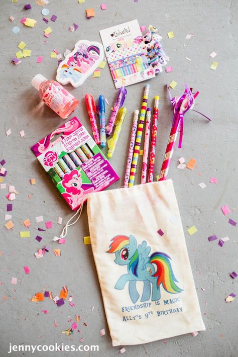 Party favors at a My Little Pony Birthday Party by Jenny Cookies via Kara's Party Ideas | KarasPartyIdeas.com! Cake, decor, tutorials, recipes, favors and MORE! #mylittlepony #mylittleponyparty #ponyparty #rainbowparty #girlpartyideas Pony Party Favors, Rainbow Dash Party, Jenny Cookies, My Little Pony Birthday Party, Pony Birthday Party, Little Pony Birthday Party, My Little Pony Party, Pony Birthday, Pony Party