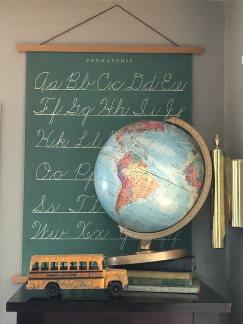 Vintage School Decor Classroom, Vintage Themed Classroom, Vintage School House Decor, Old School House Aesthetic, Old School Classroom Aesthetic, Vintage Classroom Decor Ideas, Old Classroom Aesthetic, Vintage Library Decor, Classical School Classroom