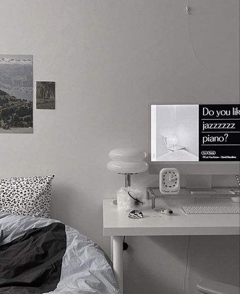 White Room Minimalist, Aesthetic Black And White Room, Room Ideas Aesthetic Black, Acubi Room, Bedroom Korean, Study Productivity, Black And White Room, Korean Vibe, White Korean