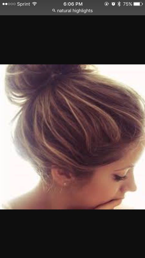 Kind of want highlights like this when hair is pulled back. Maybe not this striped and not all of them from the root. Wouldn't get this many highlights Perfect Highlights, Color Rubio, Messy Bun Hairstyles, Bohol, Pastel Hair, Summer Hair Color, Hair Dos, Purple Hair, Messy Bun