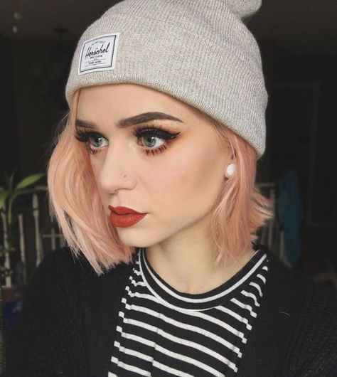 Formas de usar gorrito si tienes el cabello cortito Cozy Clothes, Make Up Inspo, I Am Beautiful, Tumblr Fashion, September 1, Cozy Outfit, Love Hair, These Girls, Hair Designs