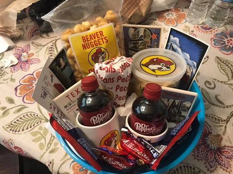 The ULTIMATE Texas-Style Gift Basket...featuring BUC-EES! Texas Welcome Basket, Welcome To Texas Gift Basket, Texas Gift Basket, Texas Themed Gifts, Texas Party, Theme Baskets, Texas Theme, Auction Basket, Welcome Basket