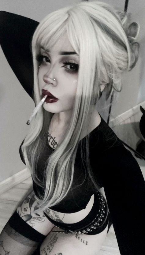 Poses Bases, Blonde Goth, Creepy Girl, Alt Y2k, Trippy Aesthetic, Fem Icons, Makeup Photo, Graphic Makeup, Reference Ideas