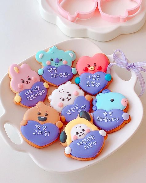 Kpop Desserts, Bt21 Macaron, Bts Birthday Party Ideas, Army Birthday Cakes, Bts Cake, Kawaii Sweets, How To Make Icing, Cake Decorator, Kawaii Cooking