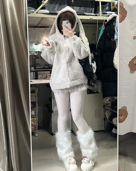 Fluffy Outfit Aesthetic, Fluffy Winter Outfits, Fluffy Outfits, Peony Aesthetic, Alt Clothes, Fashion Kawaii, Street Outfits, Winter Outfits Aesthetic, Girl Fashion Style