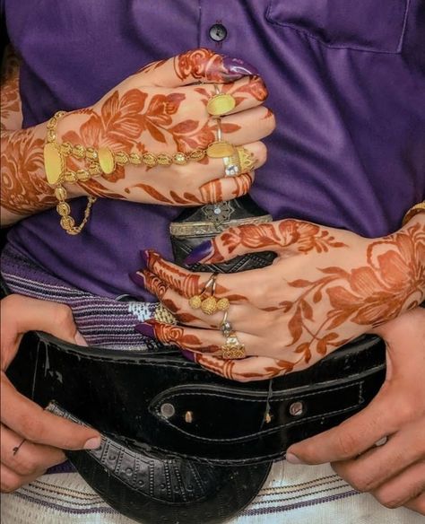 Yemeni Culture, Eid Photoshoot Ideas, Floral Henna Designs, Teddy Bear Wallpaper, Love Couple Wallpaper, Bridal Photography Poses, Pretty Henna Designs, Stylish Dp, Henna Party