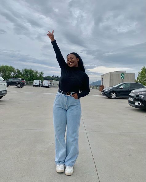 High waist blue jeans , black turtleneck , black girl style, parking lot Boyfriend Jeans Outfit Casual, Black Shirt Blue Jeans, Wide Jeans Outfit, Dark Blue Jeans Outfit, High Waist Blue Jeans, Fits Casual, Mom Jeans Black, Aesthetic Jeans, Black Boyfriend Jeans