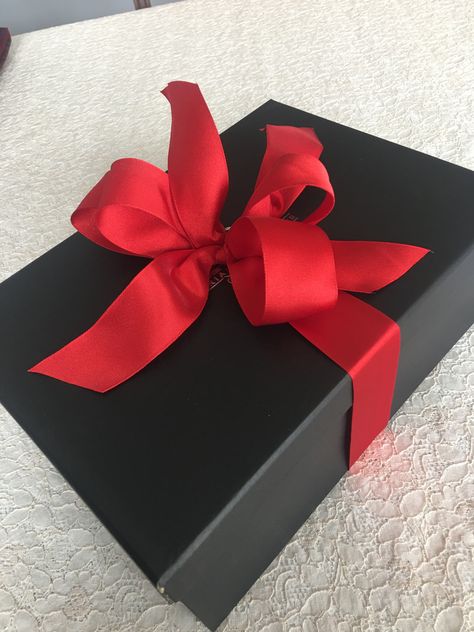 Black Gifts For Her, Black And Red Gift Box Ideas, Gothic Gift Wrapping Ideas, Black And Red Gift Wrapping Ideas, Best Boyfriend Gifts, Gift Box For Men, Christmas Gift Packaging, Birthday Gifts For Boyfriend Diy, Red Gift Box