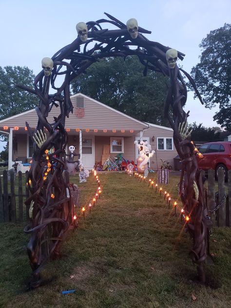 Archway made out of pool noodles PVC pipe and some spray paint! Long Driveway Halloween Decorations, Diy Skull Archway, Pool Noodle Archway, Halloween Driveway Arch, Halloween Arches Diy, Pool Noodle Halloween Arch, Skeleton Archway, Halloween Archway Entrance, Halloween Doorstep