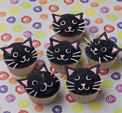 These adorable little Cat Cupcakes are meowing-ly good fun, and surprisingly quick and easy to decorate – they’ll be so popular, you’ll be making them time and time again. #Purrrfect? #CakeDecorating #Cats #Cupcakes Black Cat Cupcake Cake, Black Cat Cupcakes Halloween, Cat Decorated Cupcakes, Cat Themed Baked Goods, Cat Cupcakes Ideas Easy, Cat Themed Cupcakes, Black Cat Birthday Party, Black Cat Birthday Cake, Cat Cupcakes Ideas