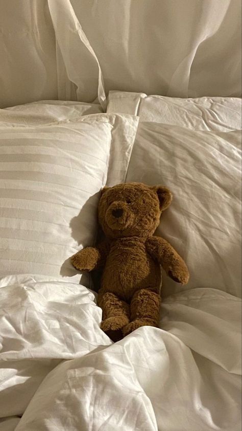 Bed With Teddy Bear Aesthetic, Stuffed Bear Aesthetic, Cozy Aesthetic Wallpaper Iphone, Winter Cozy Aesthetic Wallpaper, Teddy Bear Aesthetic Wallpaper, Teddy Bear On Bed, Cozy Wallpaper Iphone Aesthetic, Peluche Aesthetic, Plush Wallpaper