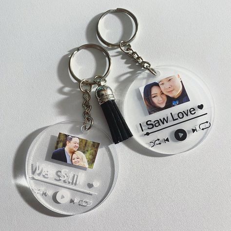 Round Acrylic Keychain Ideas, Laser Cut Keychain, Idee Cricut, Unique Key, Acrylic Keychains, Key Accessories, Personalized Acrylic, Barbie Birthday, Keychain Design