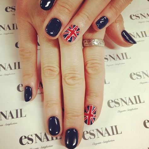 Navy base with Union Jack British flag nail art by esnail - Perfect for London Fashion Week - Nail Polish Colors and Ideas - #nails #beauty One Color Art, British Flag Nails, Union Jack Nails, Jack Nails, Flag Nail Art, One Direction Nails, Europe Nails, Es Nails, Flag Nails