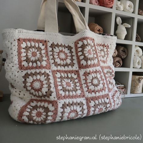 DIY - Un nouveau sac au crochet pour la rentrée - Stéphanie bricole Sac Granny Square, Diy Tote, Crochet Tote Bag, Crochet Tote, Crochet Poncho, Crochet Granny, Beach Tote, Crochet Techniques, Handmade Fashion