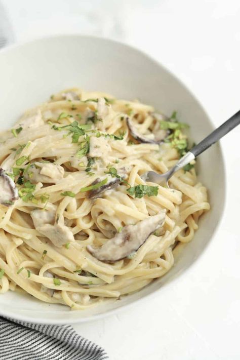 One Pot Chicken Tetrazzini - Food Dolls Easy Chicken Tetrazzini Recipe, Easy Chicken Tetrazzini, Slow Cooker Cinnamon Rolls, Chicken Tetrazzini Recipes, Roasted Olives, Turkey Tetrazzini, Beach Recipes, Eat More Chicken, Linguine Recipes