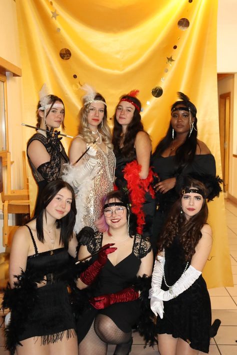 Old Casino Outfit, Great Gabsy Halloween Costume, 20s Outfits Women Party, Casino Theme Costume, Casino Theme Outfit Ideas, Charleston Birthday Party, Cabaret Party Outfit, Hollywood Outfits Party, Casino Party Outfit Ideas