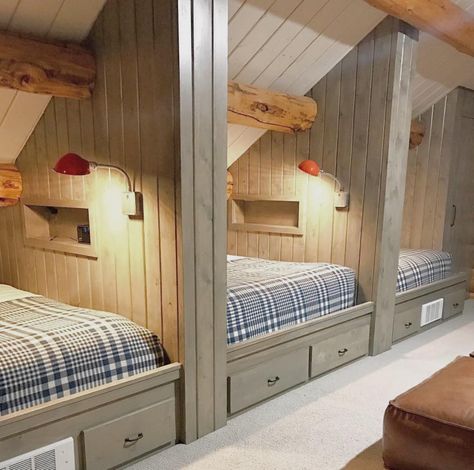 Small Attic Room, Attic Design Ideas, Bunk Room Ideas, Bunk Bed Rooms, Cabin Loft, Goods Design, Attic Bedroom Designs, Bunk Beds Built In, Built In Bed