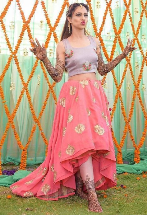 Dress For Mehendi Function, Mehendi Ceremony Outfits, Mehandi Dress, Bride Things, Mehandi Outfits, Haldi Ceremony Outfit, Skirt Tops, Mehendi Outfit, Haldi Outfits