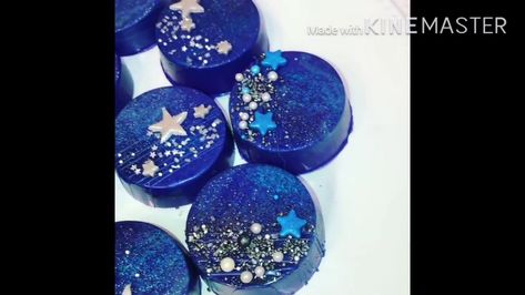 Galaxy chocolate covered oreos Galaxy Chocolate Covered Oreos, Space Themed Oreos, Galaxy Dessert Table, Galaxy Sweet 16, Galaxy Desserts, Eclipse Party, Galaxy Chocolate, Astronaut Party, Star Theme