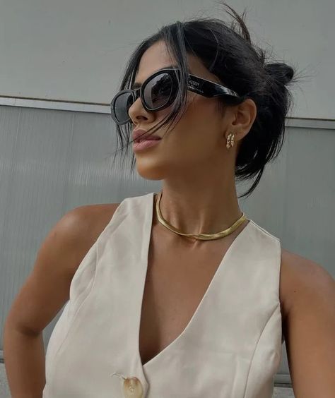 Adorn Your Style with Women's Gold Accessories - Theunstitchd Women's Fashion Blog Top Messy Bun, Chain Necklace Outfit, Curtain Bangs Hairstyle, Chic Hair Accessories, Mirror Creative, Jewellery Photography Inspiration, Jewelry Product Shots, Chic Hair, Timeless Watches