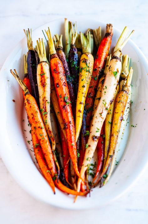 Honey garlic roasted carrots - An easy, simple, delicious, 30 minute side dish recipe to add to your dinner (and Thanksgiving) table! From aberdeenskitchen.com #roasted #carrots #sidedish #honey #garlic #thanksgiving #holidays #vegetarian #vegetable #healthy Honey Garlic Roasted Carrots, Garlic Roasted Carrots, Roasted Carrots Recipe, Honey Roasted Carrots, Baked Carrots, Carrot Recipes, Thanksgiving Menu, Honey Garlic, Roasted Carrots