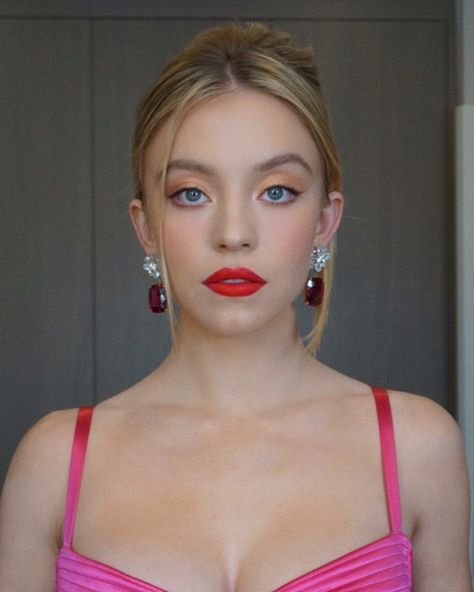 Burgundy Lips, Front Fringe, Doe Eyes, Jordyn Jones, Sydney Sweeney, Lips Shades, Gold Highlights, Princess Aesthetic, Amanda Seyfried