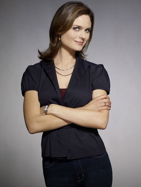 Dr. Temperance "Bones" Brennan Temperance Bones, Temperance Brennan, Bones Tv Series, Booth And Brennan, Bones Tv Show, Emily Deschanel, David Boreanaz, Zooey Deschanel, Belleza Natural