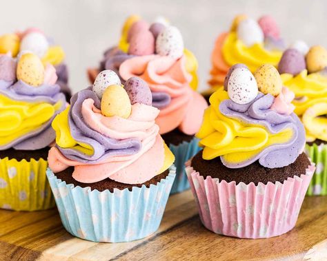 Mini Egg Cupcakes, Easter Cupcake Recipes, Alcoholic Cupcakes, Moist Chocolate Cupcakes, Mini Eggs Cookies, Egg Chocolate, Egg Cupcakes, Chocolate Cupcakes Moist, Easy Cupcake Recipes