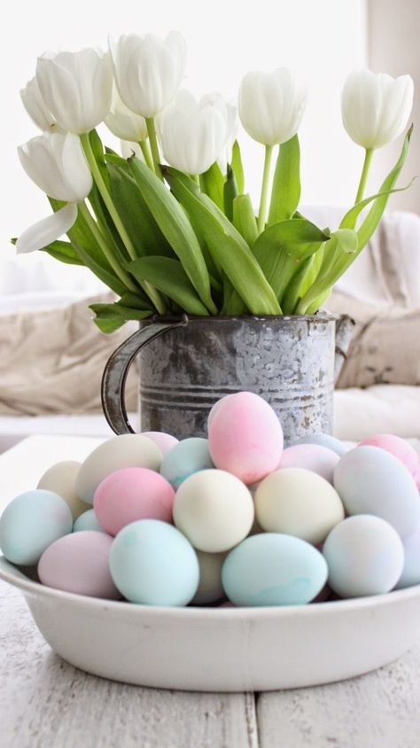 Tips for Creating an Easter Vignette | awonderfulthought.com Simple Easter Decor, Rustic Easter Decor, Easter Blessings, Easter Parade, Easter Inspiration, White Tulips, Easter Time, Spring Easter Decor, Easter Brunch