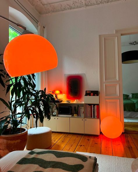 Vibrant Apartment Aesthetic, Orange Art Aesthetic, Orange Theme Aesthetic, Art Apartment Aesthetic, Retro Futurism Interior, Artsy House, Maximalism Room, 1970s Interior Design, Modern Eclectic Home