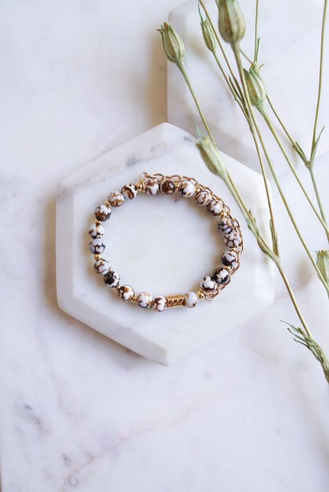 Photography Bracelet Photo Ideas, Crystal Bracelet Photography, Beads Photography, Bracelet Photography, Jewellery Photo, Product Photoshoot, Quartz Crystal Jewelry, Stone Photography, Jewelry Product Shots