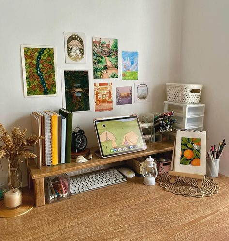 Flat Desk Organization, Home Office For Creatives, Art Table Ideas Desks, Desk Risers Ideas, Maximalist Desk Setup, Artist Desk Ideas, Desk Ideas For Bedrooms, Desk Art Ideas, Teen Desk Ideas