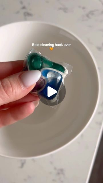 Cleaning The Shower Hacks, How To Clean Your Sofa, How To Clean Stains On Couch, Tide Pod Cleaning Hacks, Deep Cleaning Hacks Tips And Tricks, Diy Descaler Solution, Cleaning Couch Hacks, Cleaning Sofa Hacks, How To Clean My Couch