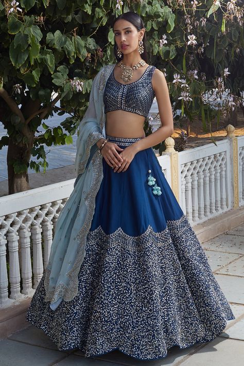 Scallop Dupatta, Embroidered Bridal Lehenga, Blue Dupatta, Blue Organza, Blue Lehenga, Indian Look, Long Dress Design, Embroidered Lehenga, Embroidered Neckline