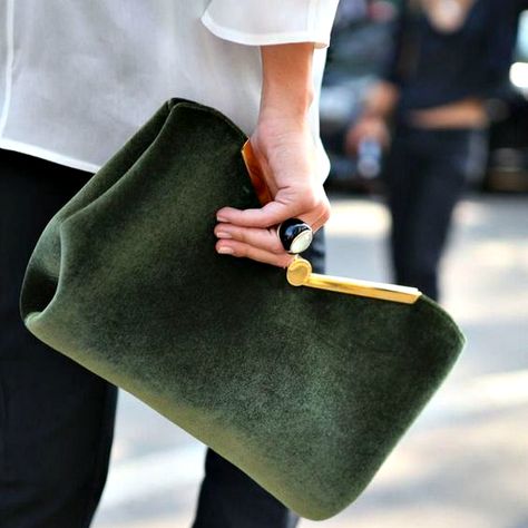 Style Vert, Green Clutches, Velvet Clutch, Kelly Bag, Stil Inspiration, Trending Handbag, Olivia Palermo, 가을 패션, Petite Fashion