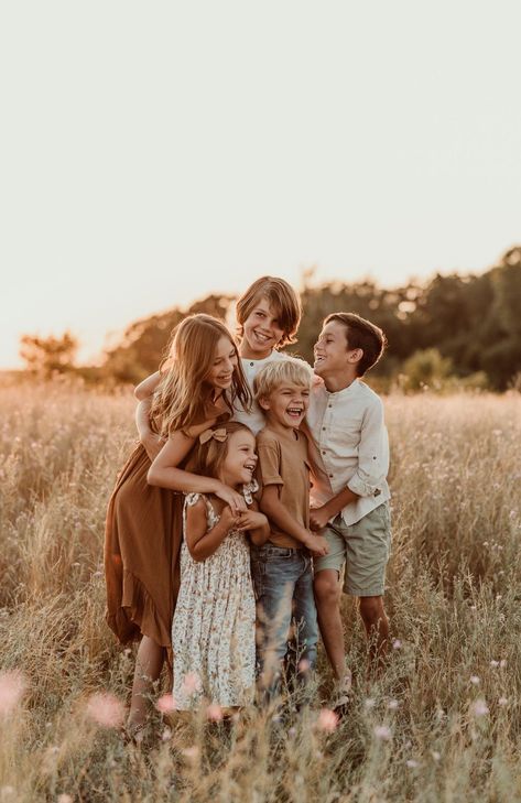 Family Fun Photoshoot Ideas, Fall Family Portraits Outfits, Neutral Family Pictures, Nature Family Photoshoot, Family Fall Photoshoot Ideas, Earth Tone Photoshoot, Autumn Family Photoshoot Outfits, Family Session Outfits, Boho Family Photos