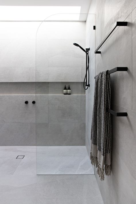 Creating a Designer Look in your Bathroom with Towel Rails — Zephyr + Stone Scandinavian Bathrooms, Minimal Bathrooms, Boho Bathrooms, Bathrooms Modern, Marble Bathrooms, Sivan Ayla, Minimal Bathroom, Organization Bathroom, Interior Vintage