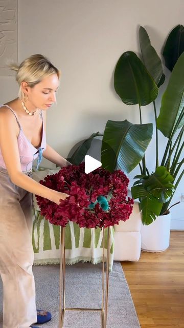 Rose Morning on Instagram: "Free tutorial today…  Video: @katty_ferretti" How To Make Floral Centerpieces, How To Make Centerpieces, Fake Floral Arrangements Diy, Diy Table Centerpieces For Party, Low Centerpieces Wedding, Faux Flower Arrangements Diy, Fake Flower Arrangements Diy, Diy Party Table Decorations, Fake Flower Centerpieces