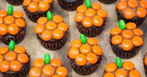 Mini cupcakes with chocolate buttercream and M&M pumpkins. Cupcakes With Chocolate, Pumpkin Uses, Milk Chocolate Candy, Pastry Bag, Chocolate Buttercream, Chocolate Frosting, Orange And Green, Chocolate Candy, Mini Cupcakes