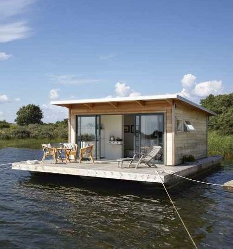 from skona hem magazine - 2008 - I'd like this for a vacation house. But float it freely on a lake, so when you wake up, you never know where you'll be and it will be a fresh new adventure every day Boat House, Body Of Water, Floating House, Tiny Spaces, Houseboat, Cabins And Cottages, Cabins In The Woods, Small Home, Little Houses