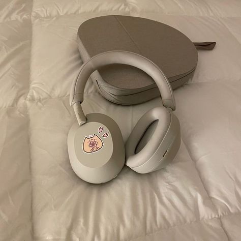 Wh 1000 Mx5, Over The Ear Headphones Aesthetic, Sony Headphones Stickers, Headphones Aesthetic Sony, Sony Xm5 Headphones Aesthetic, Over Ear Headphones Aesthetic, Sony Headphones Outfit, Wireless Headphones Aesthetic, Chunky Headphones