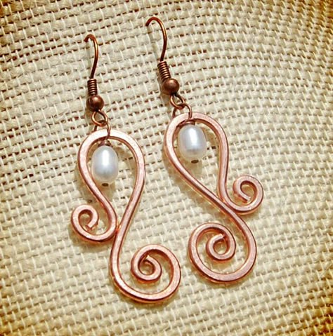 Nice earrings! Swirly Jewelry, Paisley Earrings, Wire Bird, Nice Earrings, Wire Jewelery, Wire Jewelry Making, Bijoux Fil Aluminium, Wire Jewelry Designs, Diy Wire Jewelry